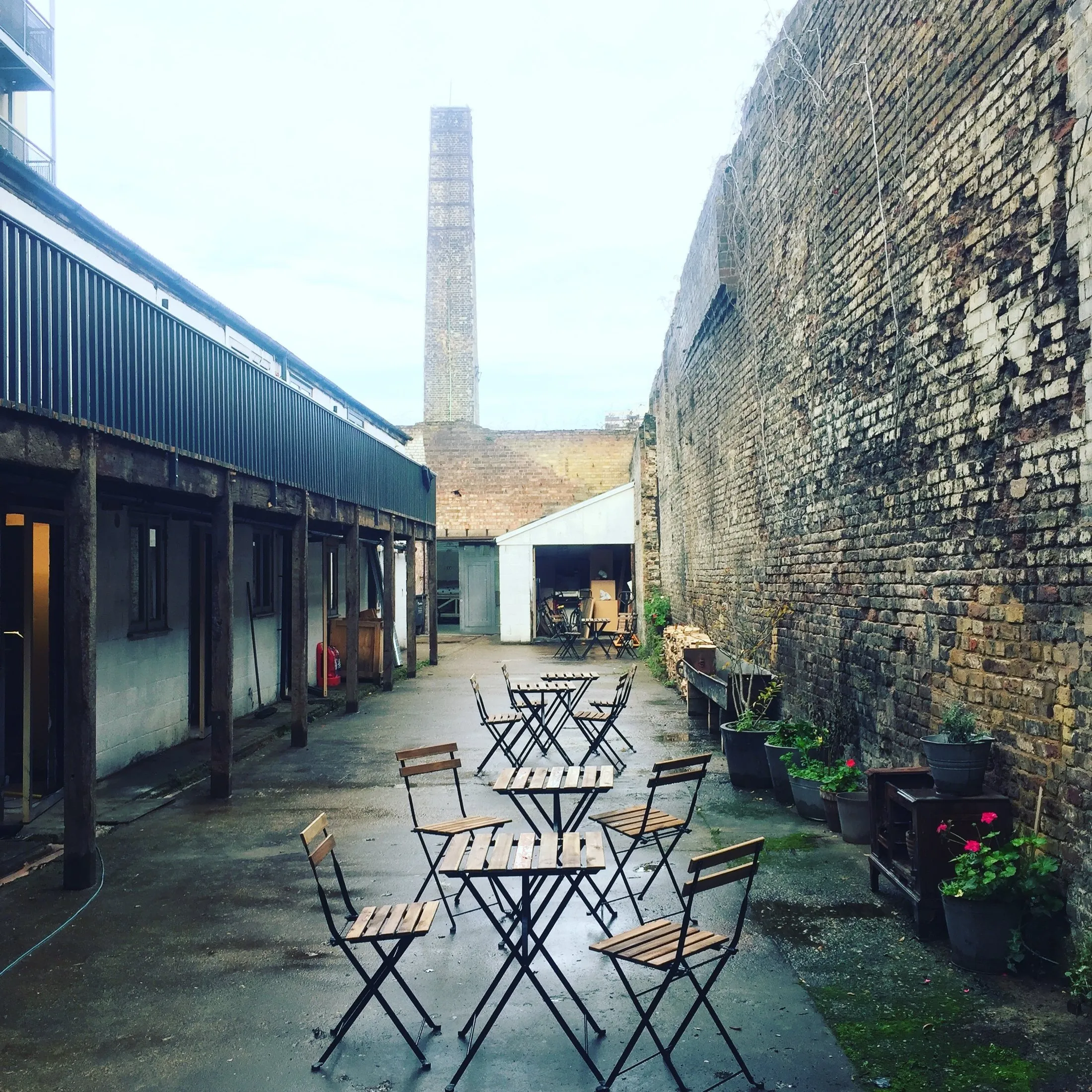 Tables in the courtyard between the two buildings